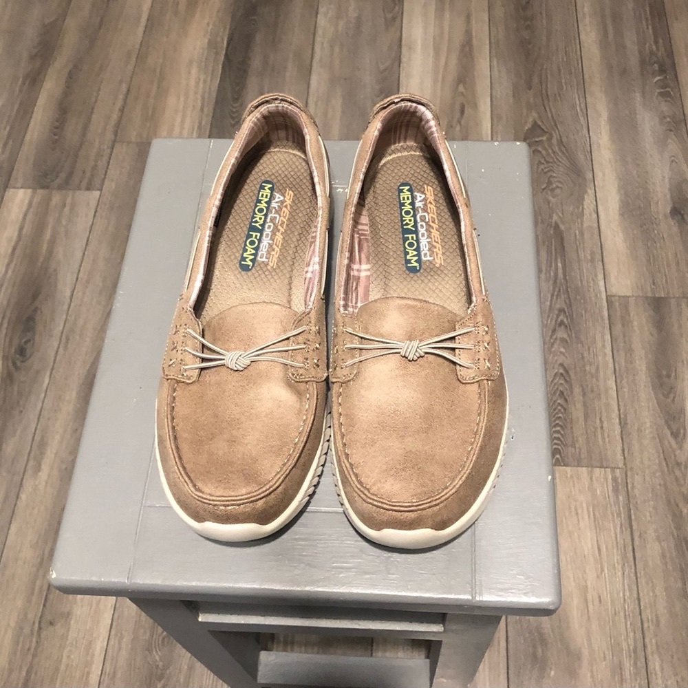 🤩Women’s Size 8.5 Lightweight Skechers Memory Foam Tan Slip Ons!!